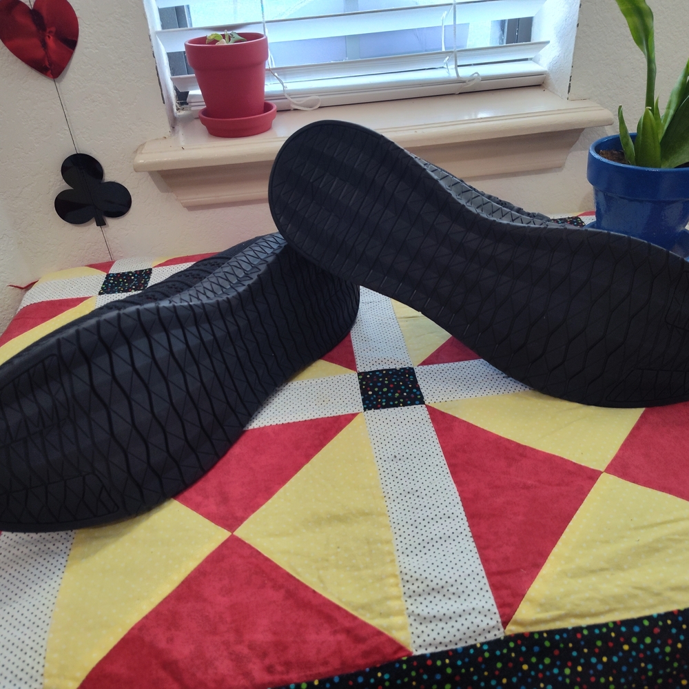 Sleek Black Men's Sneakers - Picture 5 of 7